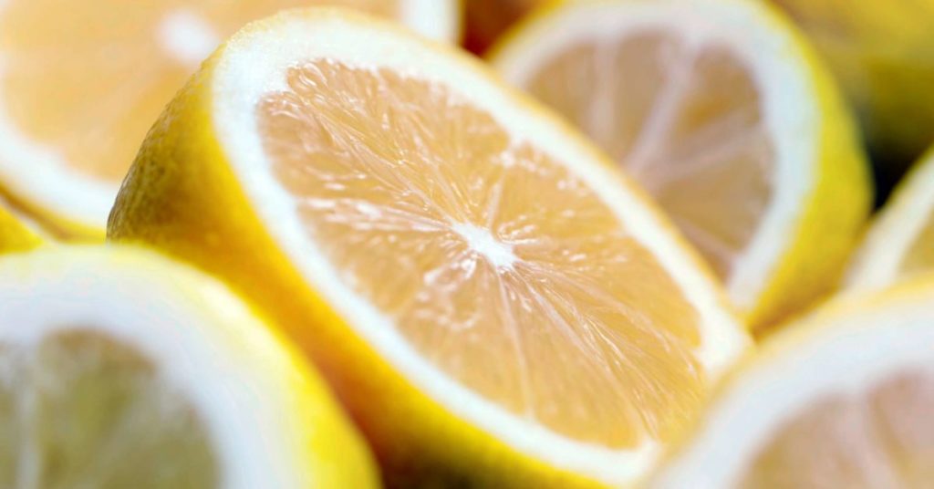لیمو برای کمک به از بین بردن بوی بد بدن